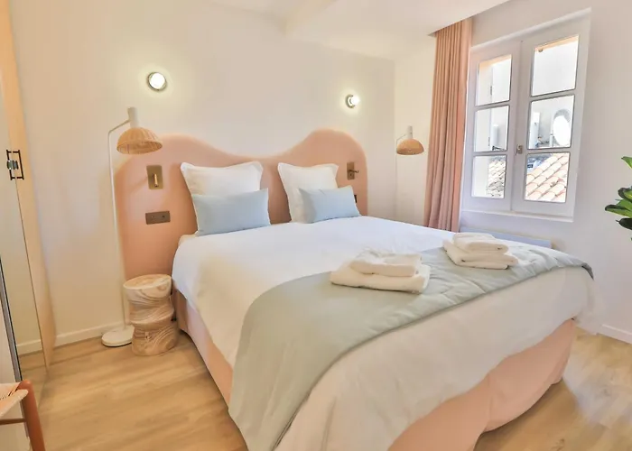 Apartment 2 Bed Flat - Hyper Centre St Tropez *