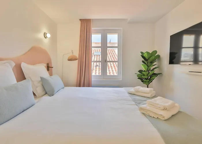 2 Bed Flat - Hyper Centre St Tropez Apartment