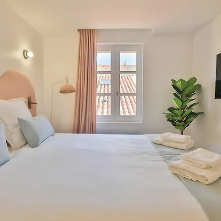 2 Bed Flat - Hyper Centre St Tropez Апартаменти